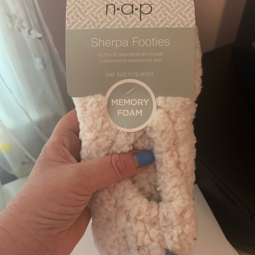 NWT Brookstone Cream Sherpa Slippers